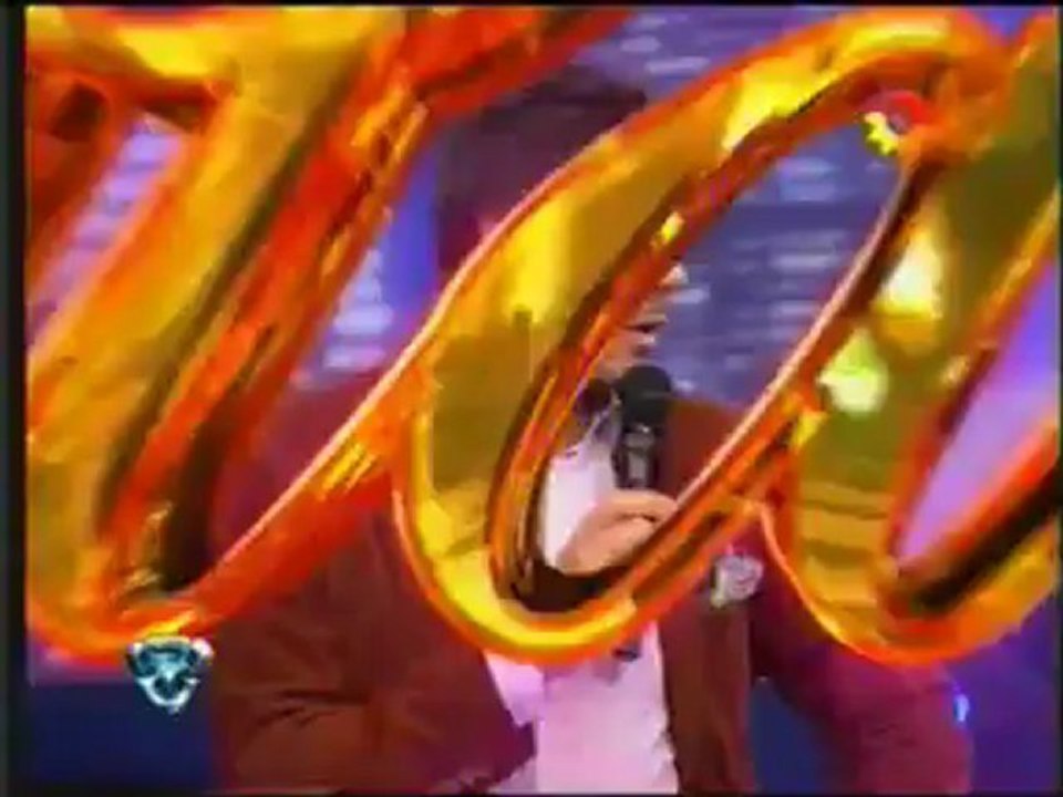 TeleFama.com.ar El strp dance y caída de beto César en Bailando 2012