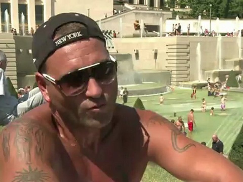 Chaleur: foule aux fontaines du Trocadéro à Paris