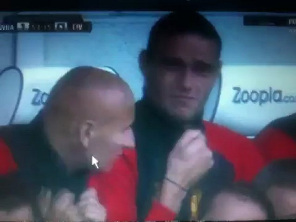 Liverpool-speler laat scheet op bank