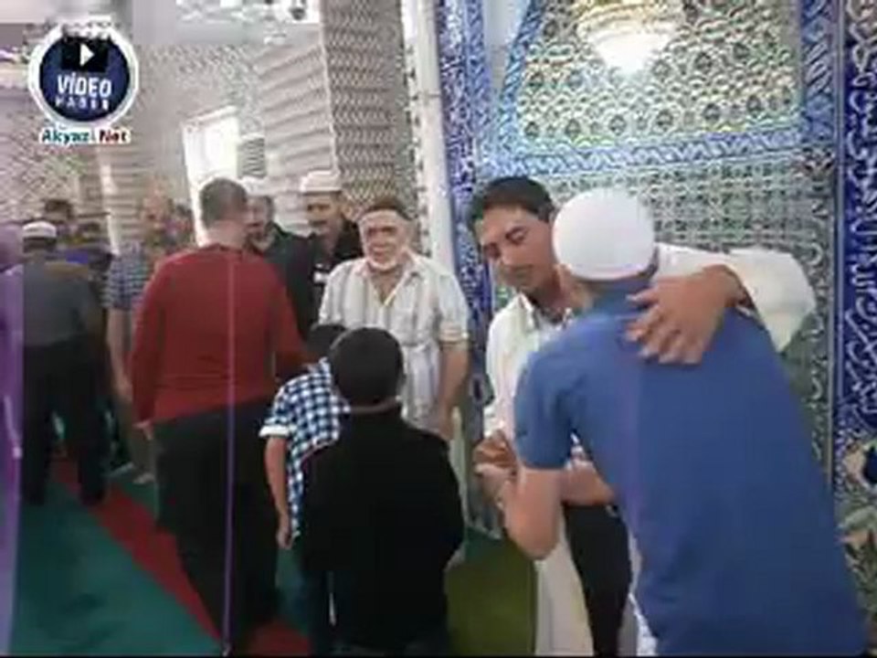 Yunus Emre Camii imamı ve Cami dernek yetkilileri Bayram Namazı sonrası cemaate yemek ikramında bulundu