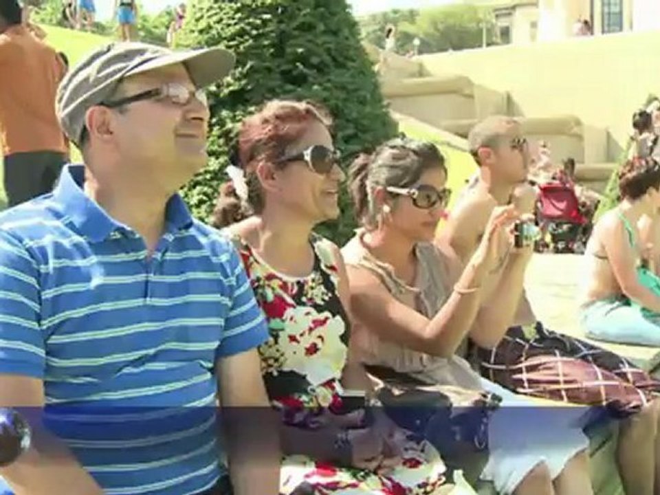 سكان باريس والسياح يستفيدون من موجة الحر الشديد