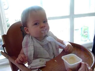 j'essaie de manger tout seul