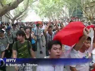 Japan nationalists raise flags on island in China row