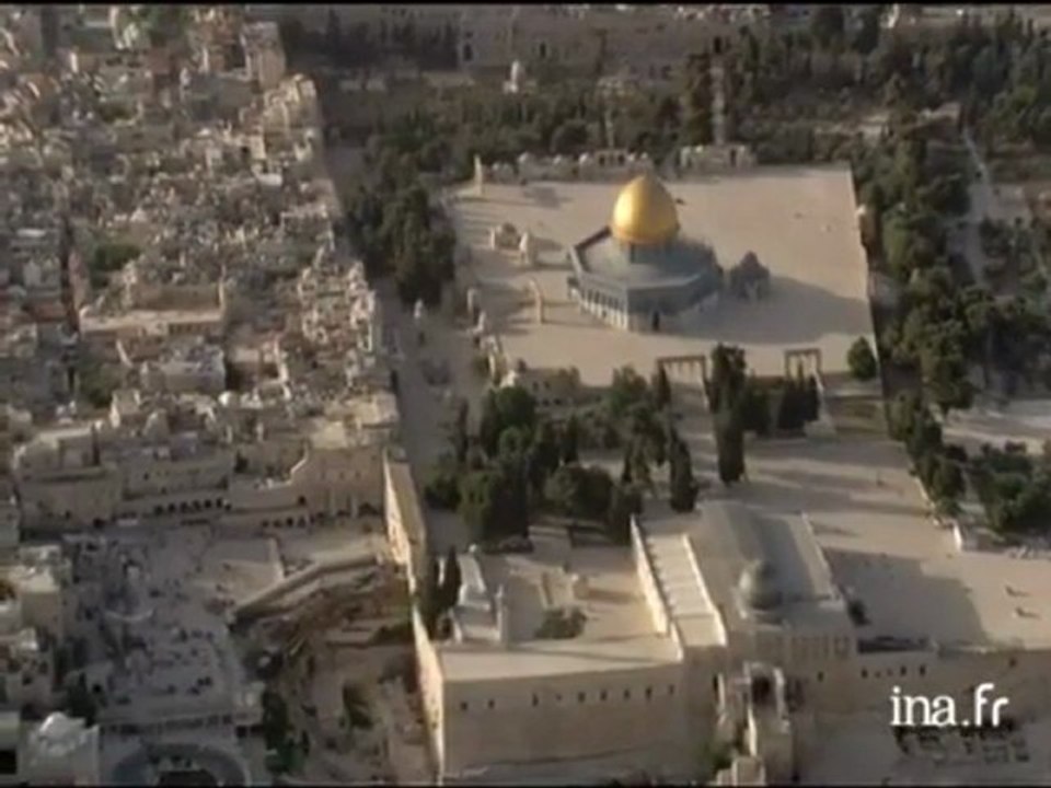 Survol de la ville de Jérusalem et de ses édifices religieux