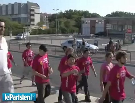 Le service d'ordre du PS chasse les jeunes UMP