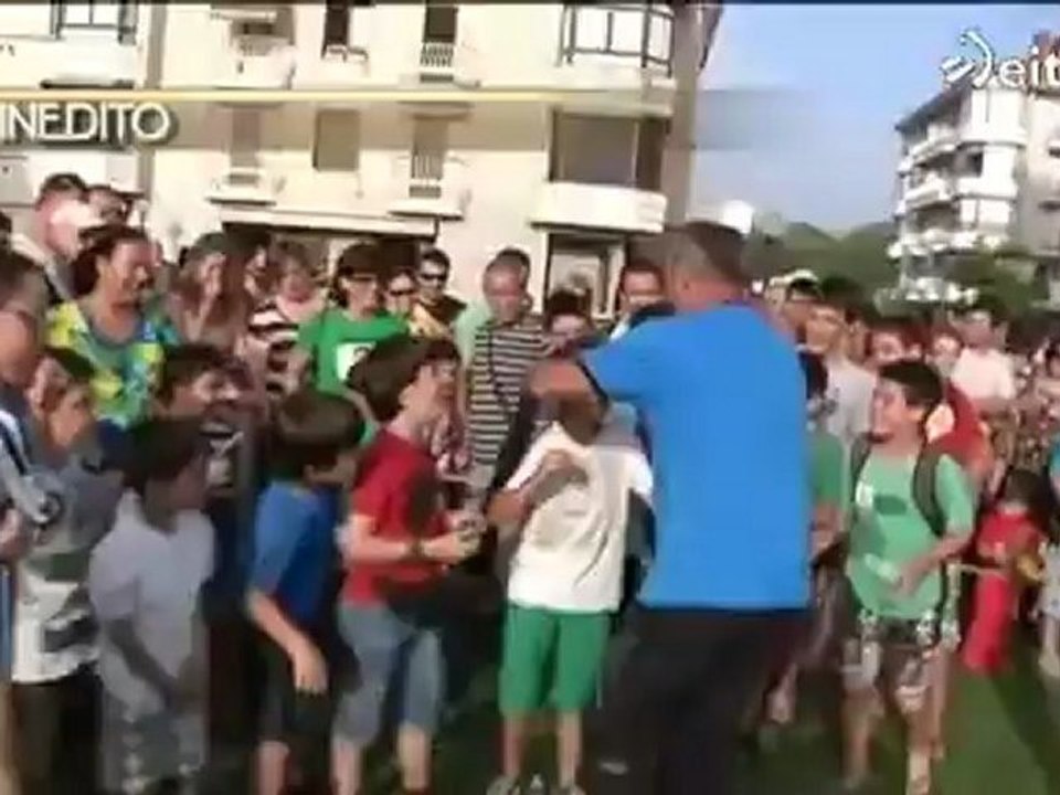 Inédito: Korta juega con los niños de Zarautz