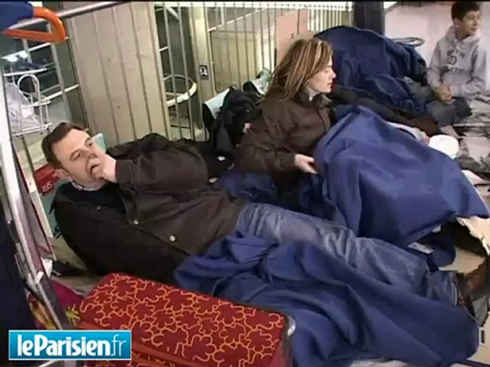 Roissy: des centaines de passagers ont campé à l'aéroport