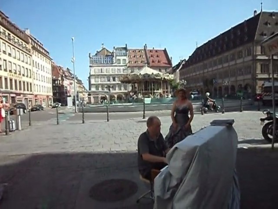 Une Cantatrice dans les rues de Strasbourg !....