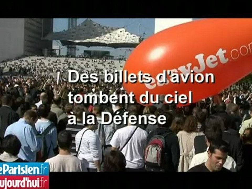 Des billets d'avion tombent du ciel à La Défense