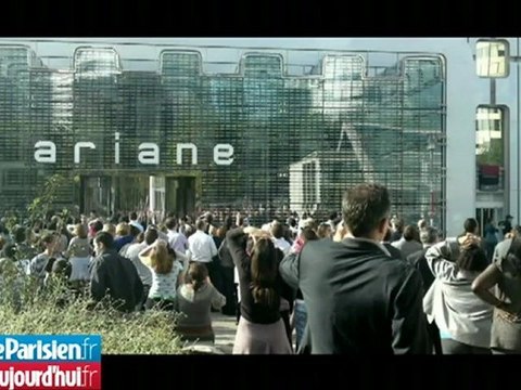 A La Défense, Alain Robert gravit une tour de 33 étages