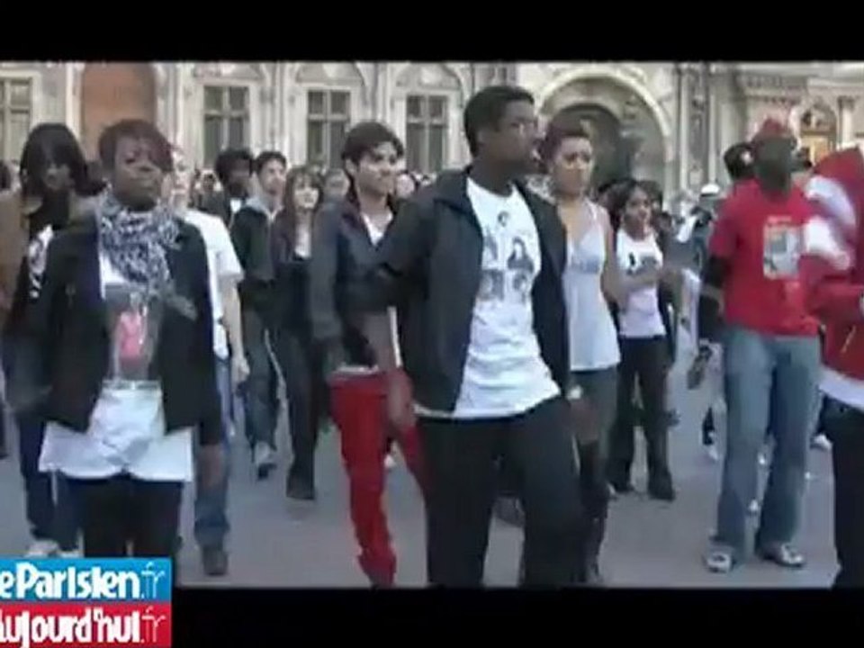 Les fans de Mickael Jackson dansent à Paris