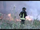 Napoli - Incendio al Cimitero di Poggioreale, salve le tombe di Totò e Caruso (20.08.12)