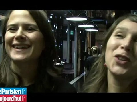 Les filles apprennent à marcher sur des talons aiguille