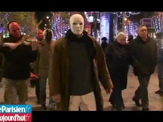 Il détruit des toilettes sur les Champs-Elysées