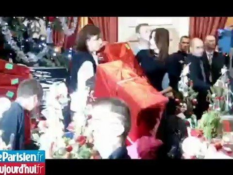 Noël de l'Elysée : Nicolas et Carla jouent au Père-Noël