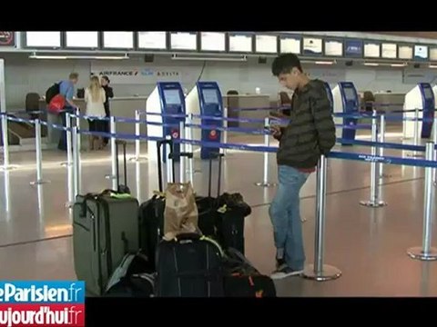 Trafic aérien bloqué par un volcan, les passagers patientent à Roissy