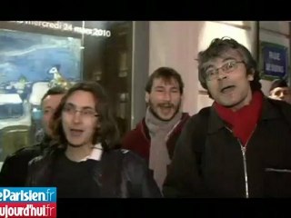 Les anti-sarko fêtent l'anniversaire du Président devant l'Elysée