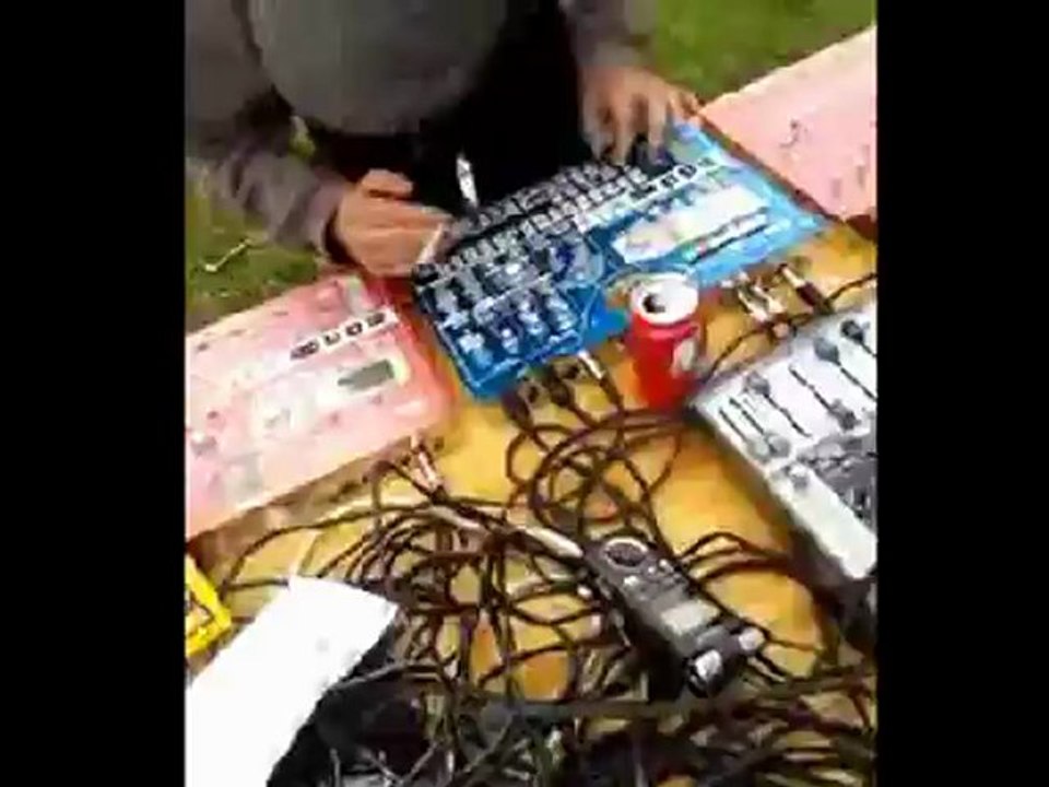 un ptit report de l' Electro Canicule du 23.06.2012 25eme Dimension Pattes Folles Citron Vert visu VJ Cilexlamistika cecile stand atebas Mistiktortol