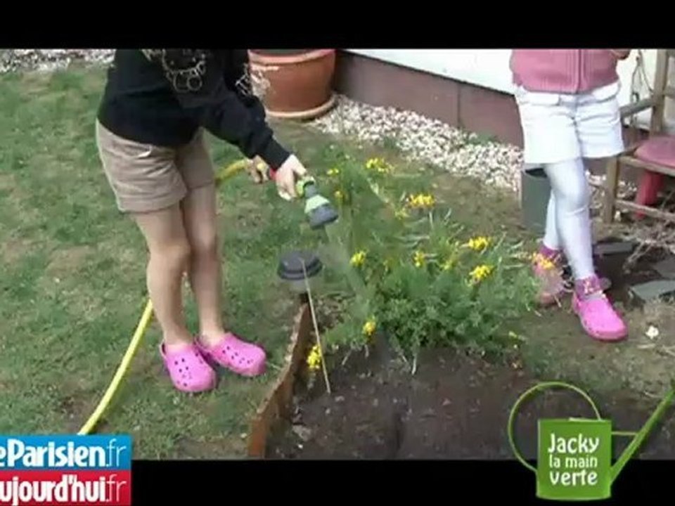 Jacky la main verte jardine avec les enfants