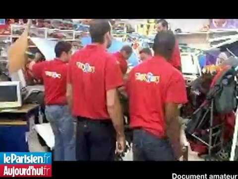 Un rayon de jouets s’écroule sur un bébé