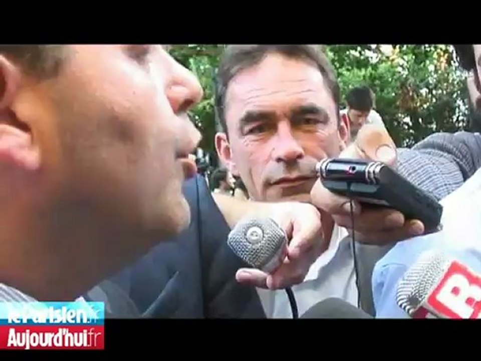 Dans la tourmente, Woerth ovationné par les militants