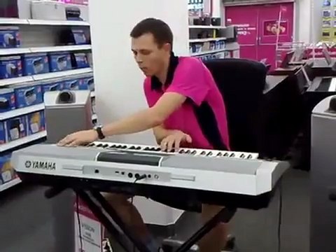 Продавец Синтезатора: Во Пацан Отжигает!!!