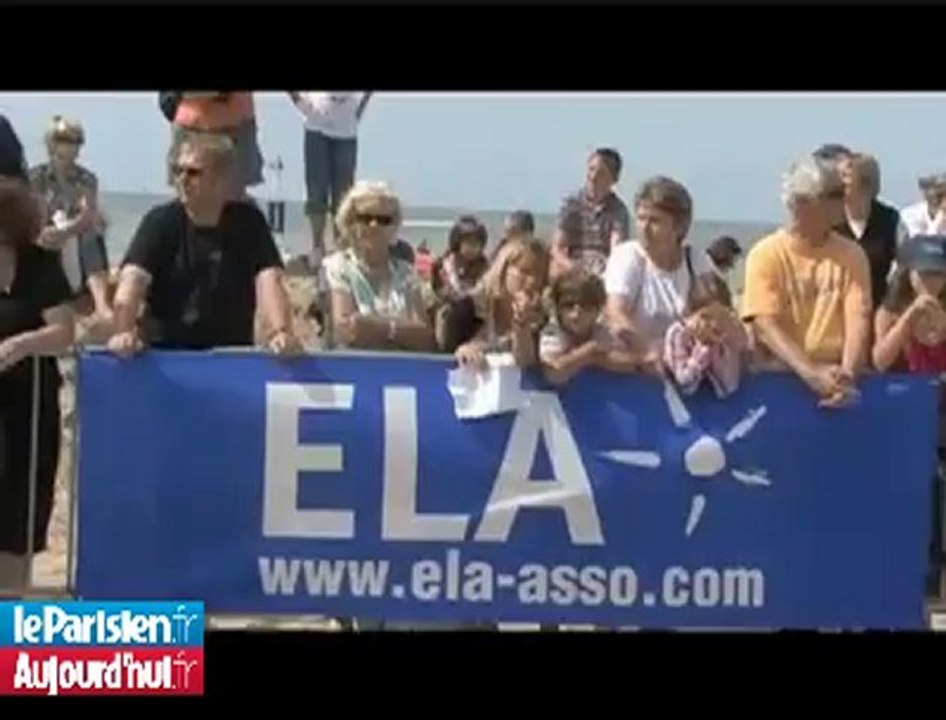 Des people et des ânes débarquent sur la plage de Trouville