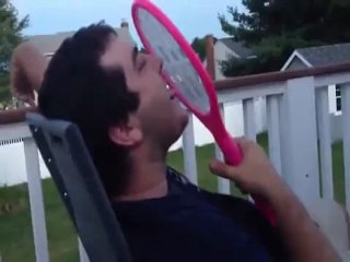 Langue vs raquette électrique