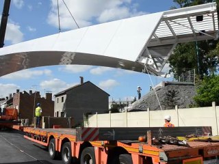 Lens : pose de la passerelle rue Paul-Bert