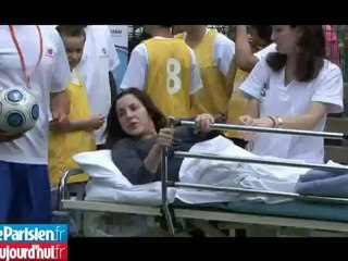 Les champions et les enfants tapent la balle à l'hôpital