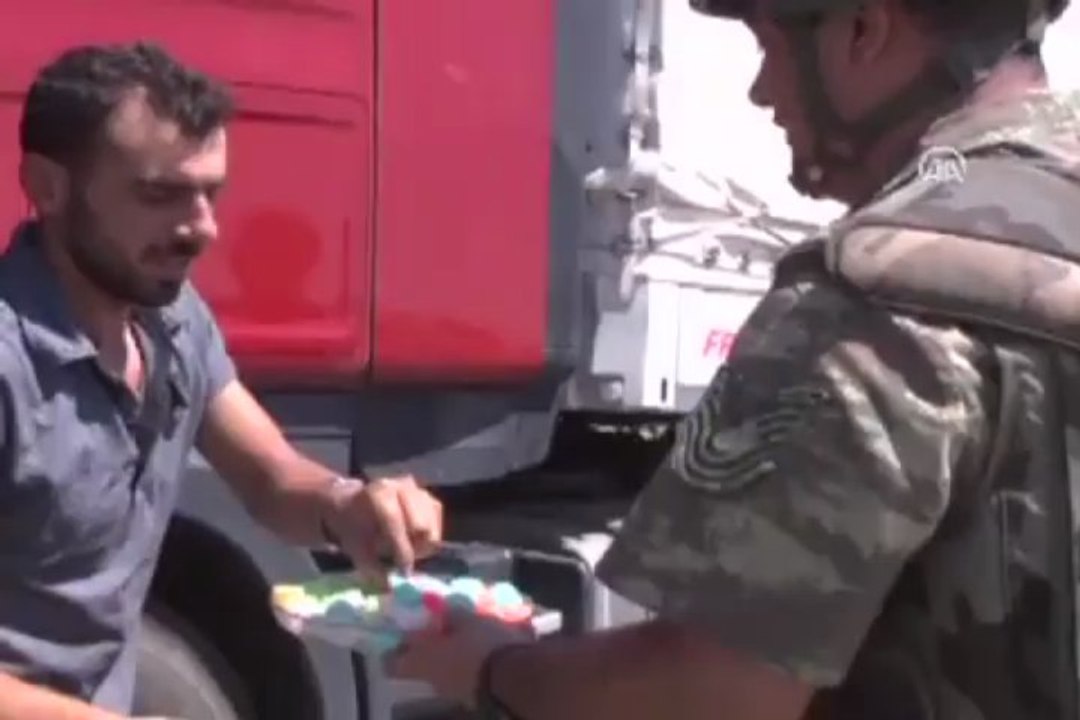 Mehmetçik'ten bayram şekeri