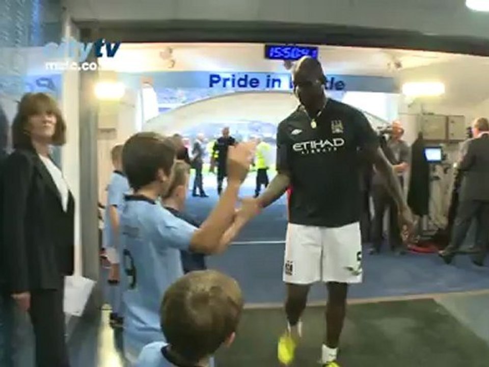 Mario Balotelli jokes with a photographer