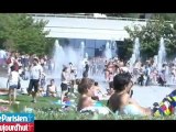 Pour affronter la chaleur, les Parisiens se jettent à l'eau