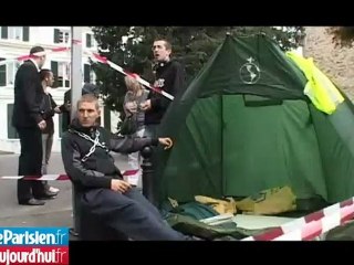 A la rue, il s'enchaîne devant la mairie de Draveil pour un logement social