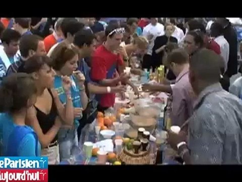 Au campus UMP, les bouchons sautent : «Merci Papa Copé !»