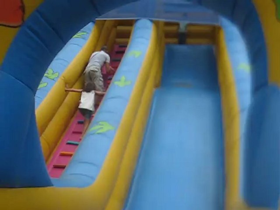 Loane en saut de l'ange et prend un gros volume sur toboggan king size gonflable !!!