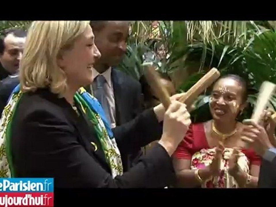 Opération séduction de Marine Le Pen au stand des DOM-TOM