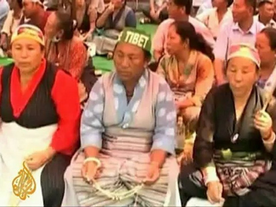 Thousands rally in support of Tibetan monks