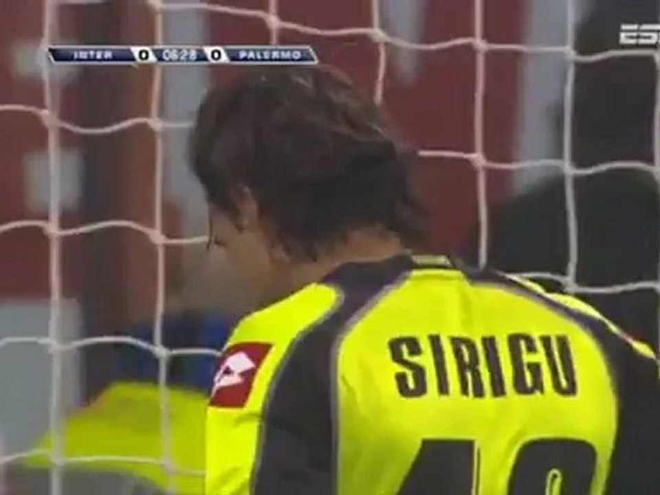 Balotelli wants to take a penalty off Eto'o