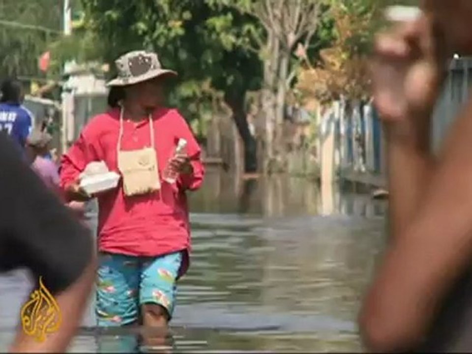 Thailand begins clean up after record floods