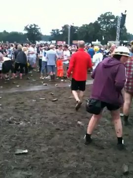 Homme glisse dans la boue et termine dans le pipi d'une femme