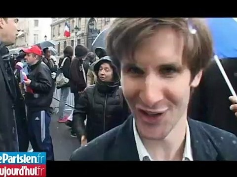 Devant l'Elysée, les fans de Hollande et Sarkozy se font face