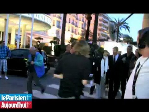 Alec Baldwin et sa fiancée dans les rues de Cannes