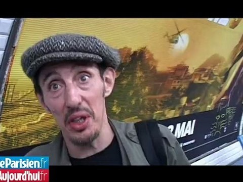 Il contrôle les sourires dans le métro parisien.