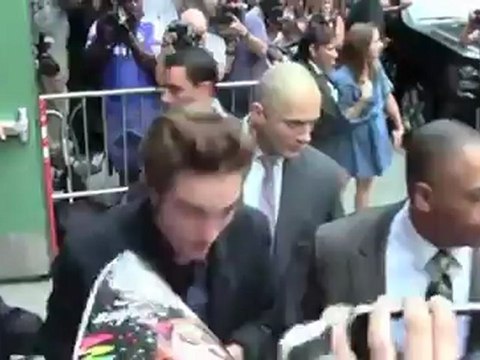 DiCaprio Invites Pattinson to Party