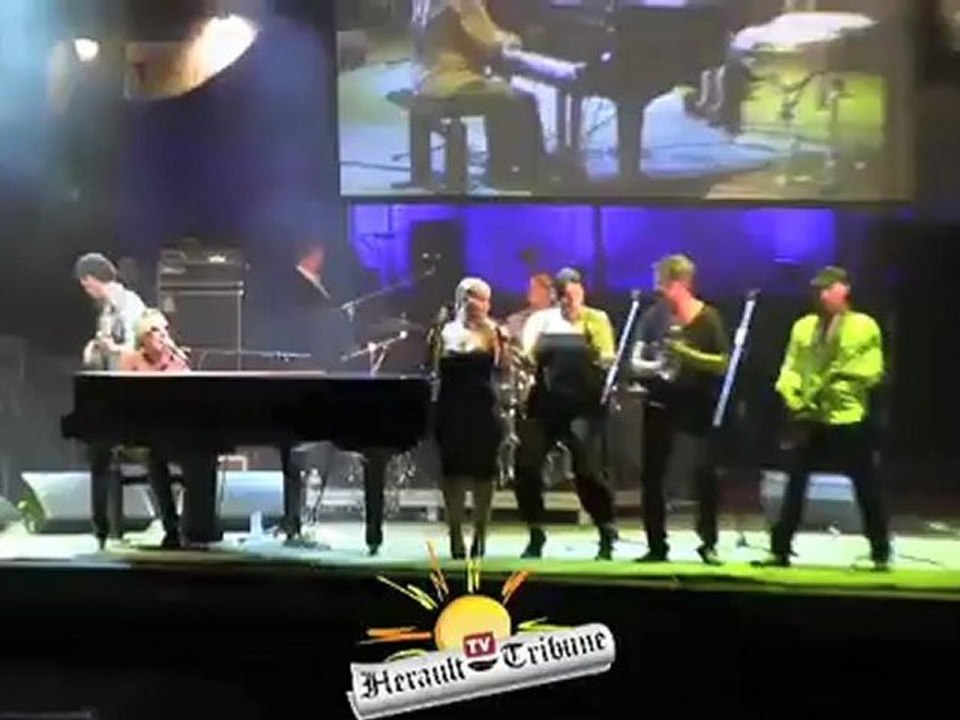 AGDE - 2012 - Gilbert MONTAGNE sous les sunlights de la scéne flottante ...