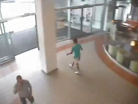 Homme ivre Vs Porte automatique