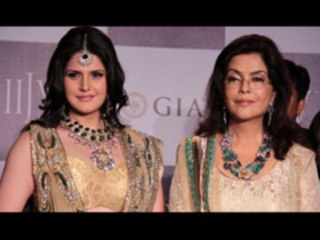 Zeenat Aman & Zarine Khan Walks The Ramp For YS 18 @ IIJW 2012
