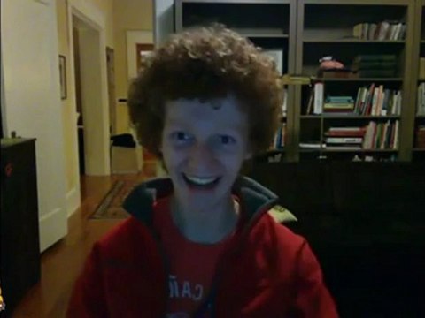 Дете со пенкала во глава