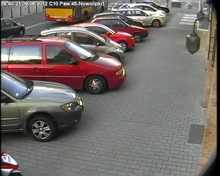 5 i 6 /6 Kradzież roweru w Warszawie, w centrum miasta, dresiarz w niebieskiej bluzie